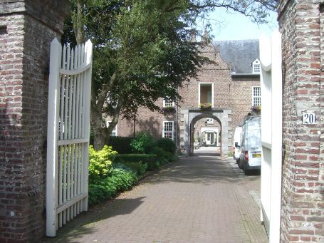 Bergen : Kasteel Well, Blick in den Vorhof der Vorburg